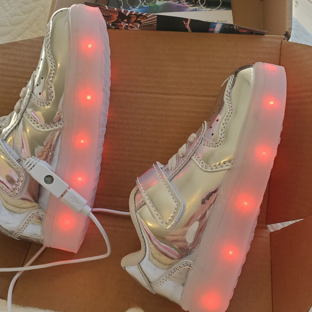 Kids Silver Metallic MULTI COLOR  continuous or pulsating LED Light Up Sneakers - Picture 14 of 16